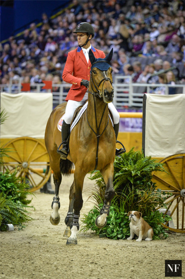 世界排名第四的美国名将麦克莱恩·沃德搭档爱驹HH Azur在总决赛首轮速度与技巧赛中以59.27秒的佳绩斩获胜利。