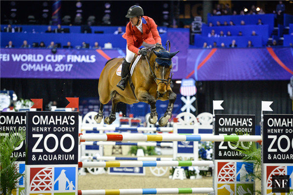 世界排名第四的美国名将麦克莱恩·沃德搭档爱驹HH Azur在总决赛首轮速度与技巧赛中以59.27秒的佳绩斩获胜利。