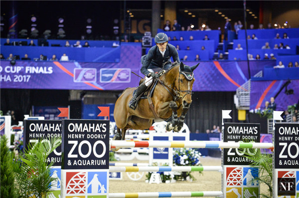 世界排名第四的美国名将麦克莱恩·沃德搭档爱驹HH Azur在总决赛首轮速度与技巧赛中以59.27秒的佳绩斩获胜利。