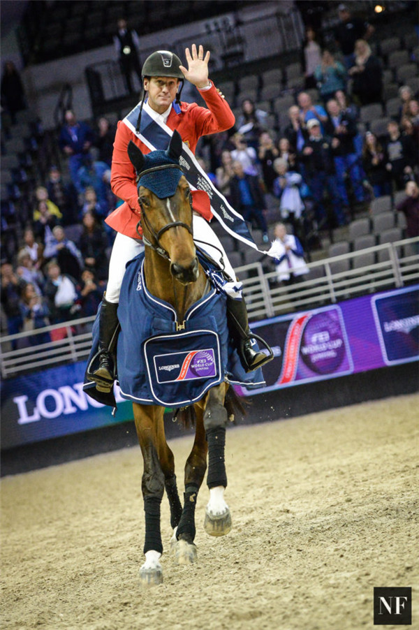 世界排名第四的美国名将麦克莱恩·沃德搭档爱驹HH Azur在总决赛首轮速度与技巧赛中以59.27秒的佳绩斩获胜利。