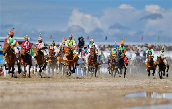 参赛选手在场内速度赛马预赛中。