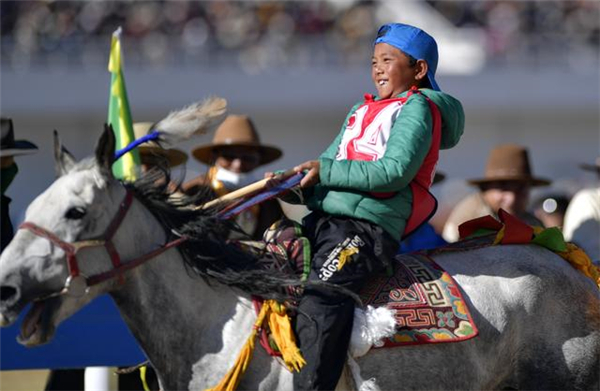 来自索县热瓦乡的骑手旦巴日桑驾驭赛马姜拉在场内速度赛马预赛中。