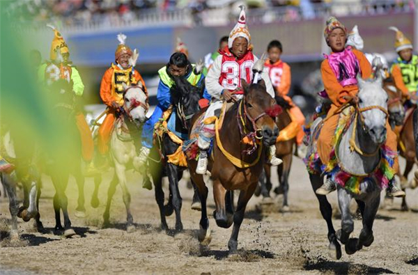 参赛选手在场内速度赛马预赛中。