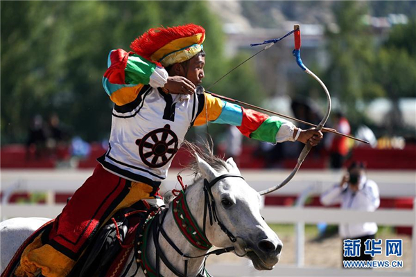 8月20日，拉萨雪顿节民族传统马术表演在拉萨市北郊赛马场进行。    图片来源：新华社记者 詹彦 摄