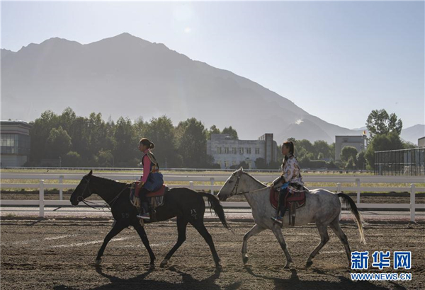 8月20日，拉萨雪顿节民族传统马术表演在拉萨市北郊赛马场进行。    图片来源：新华社记者 詹彦 摄
